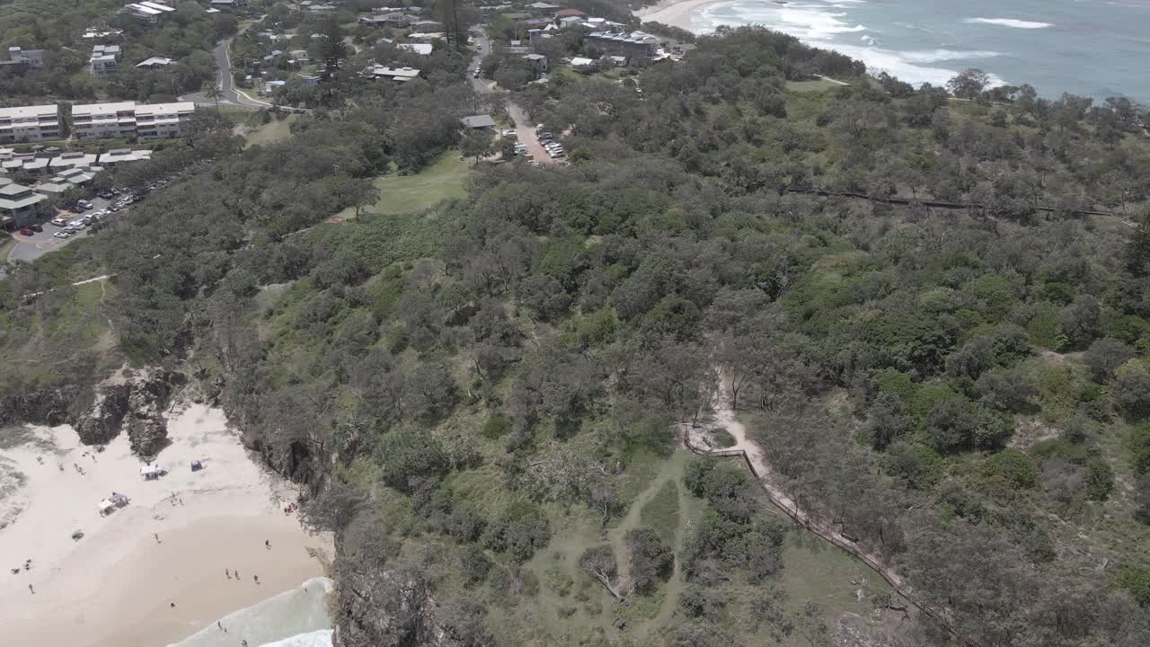 여름에 프랑스인의 해변과 만이 내려다보이는 곶 공원 - 오스트레일리아 qld의 데드맨스 곶 보호구역