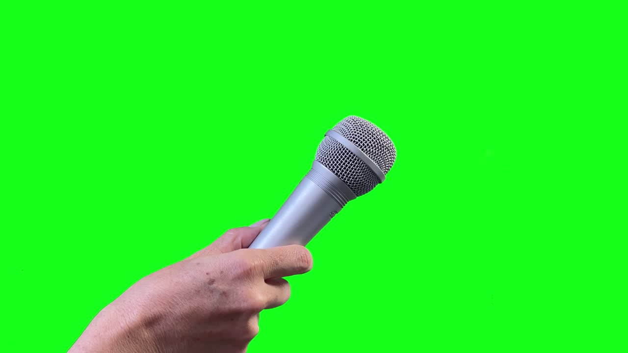 Microfono isolato su schermo verde, microfono ritagliato su sfondo Chroma verde. Primo piano. 4K