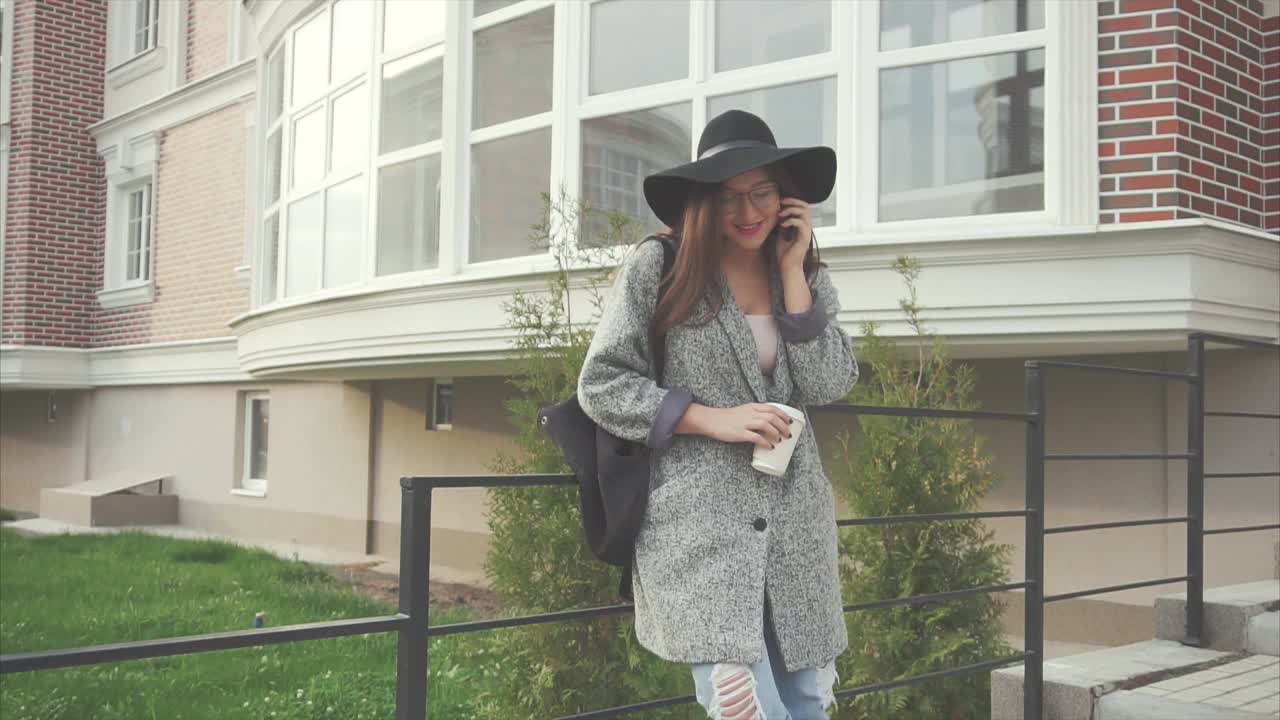 야외에서 전화 통화하는 여자