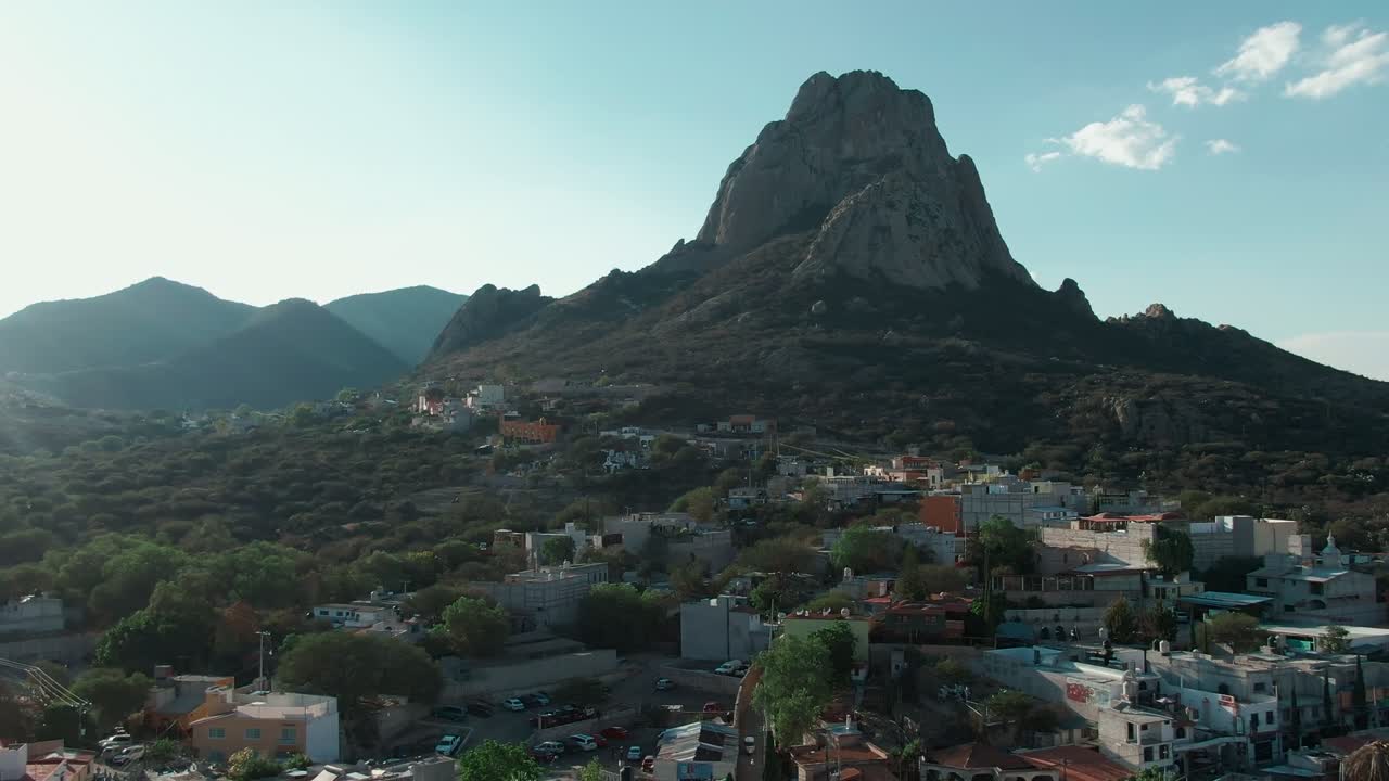 Veduta aerea di Bernal Pueblo Mágico che sorvola la famosa attrazione turistica, il monolito Peña de Bernal.