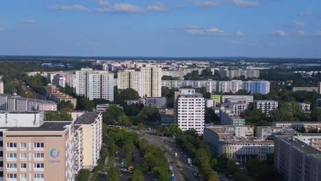 Wunderschöner-Flug-Von-Oben-Aus-Der-Luft,-Große-Plattenbau-Wohnung,-Plattenbau-Wohnanlage,-Berlin-Marzahn,-DDR-Sommer-2023