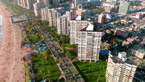 órbita-Aérea-Sobre-Edificios-En-Forma-De-Triángulo-Arquitectónico-En-La-Avenida-San-Martín,-Playa-El-Sol,-Viña-Del-Mar,-Chile