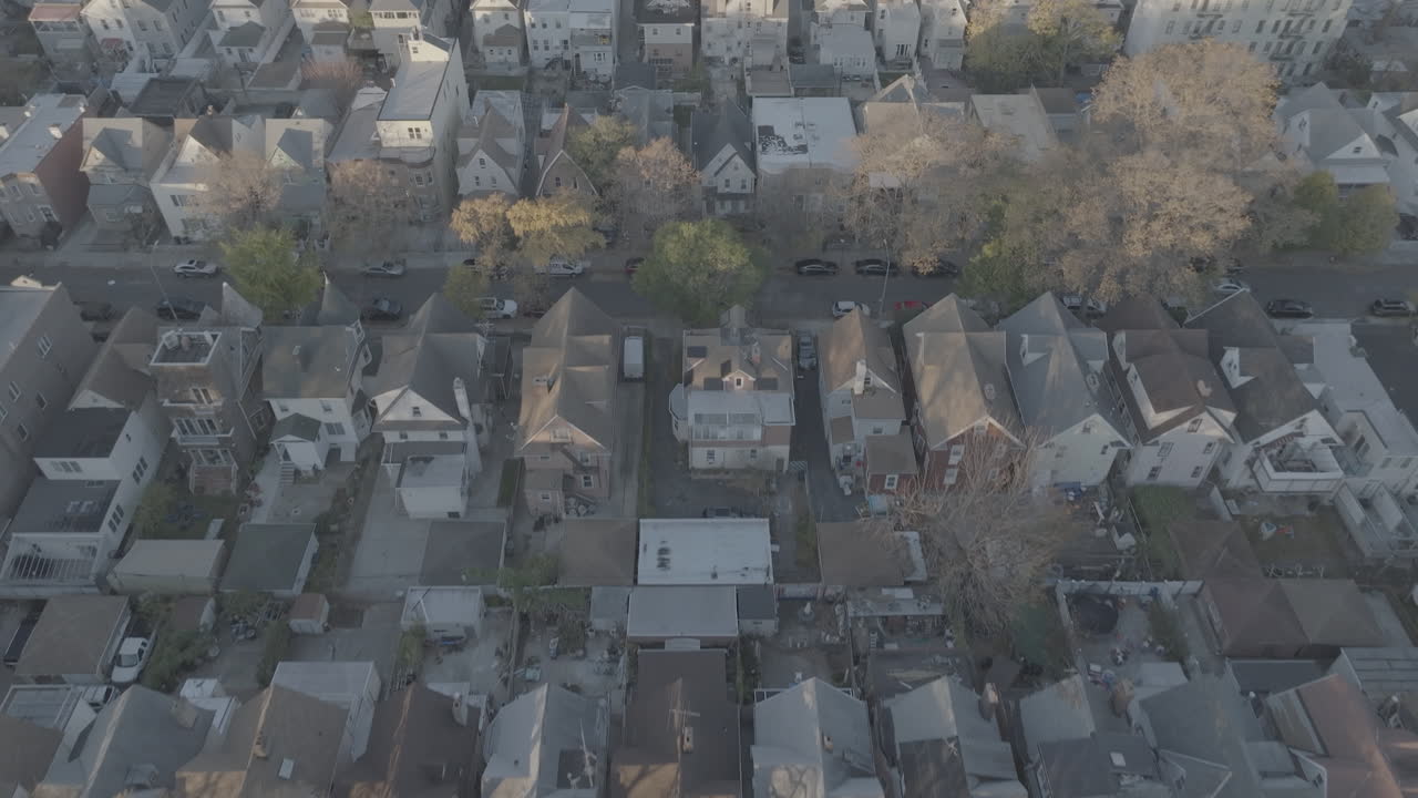브루클린의 켄싱턴에 있는 집들의 공중 풍경, 뉴욕의 한 가을 아침에 찍은 사진.