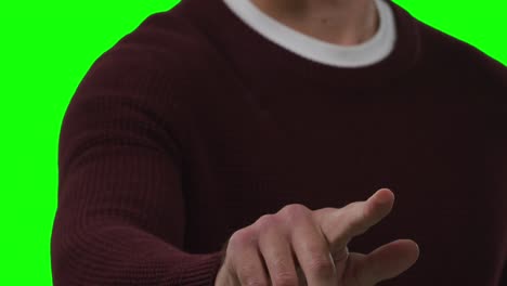 hombre caucásico señalando sobre un fondo verde