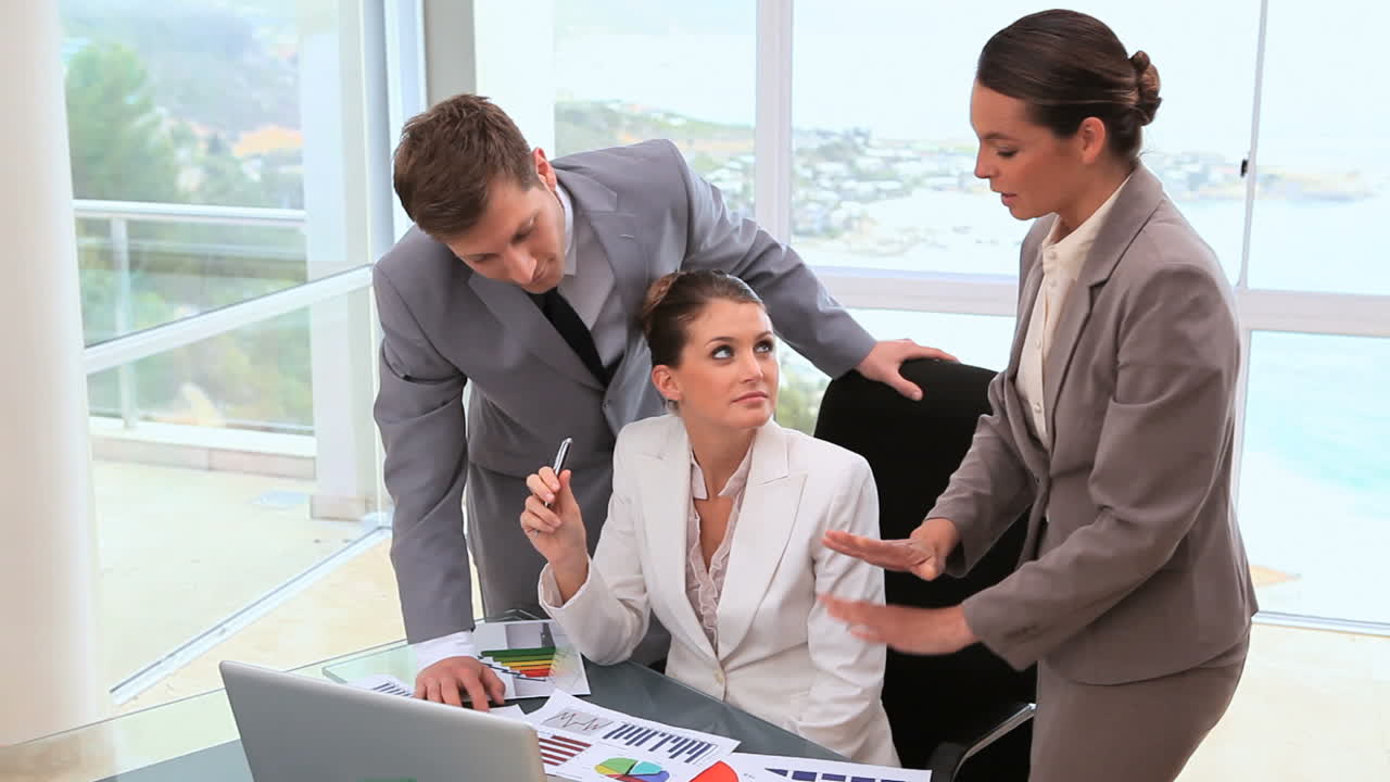 equipo de negocios que trabaja en documentos