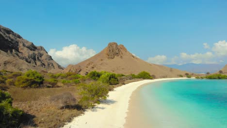 Aguas-Turquesas-Y-Colinas-Empinadas-De-La-Playa-Rosa-En-La-Isla-De-Padar-En-El-Parque-Nacional-De-Komodo,-Indonesia