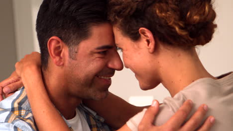 Pareja-Feliz-Tocando-Cabezas-En-La-Cocina