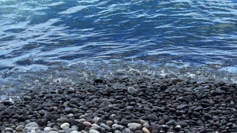 Strandwellen-Waschen-Sich-Am-Kiesstrand-Von-Teneriffa-Im-Süden-Spaniens