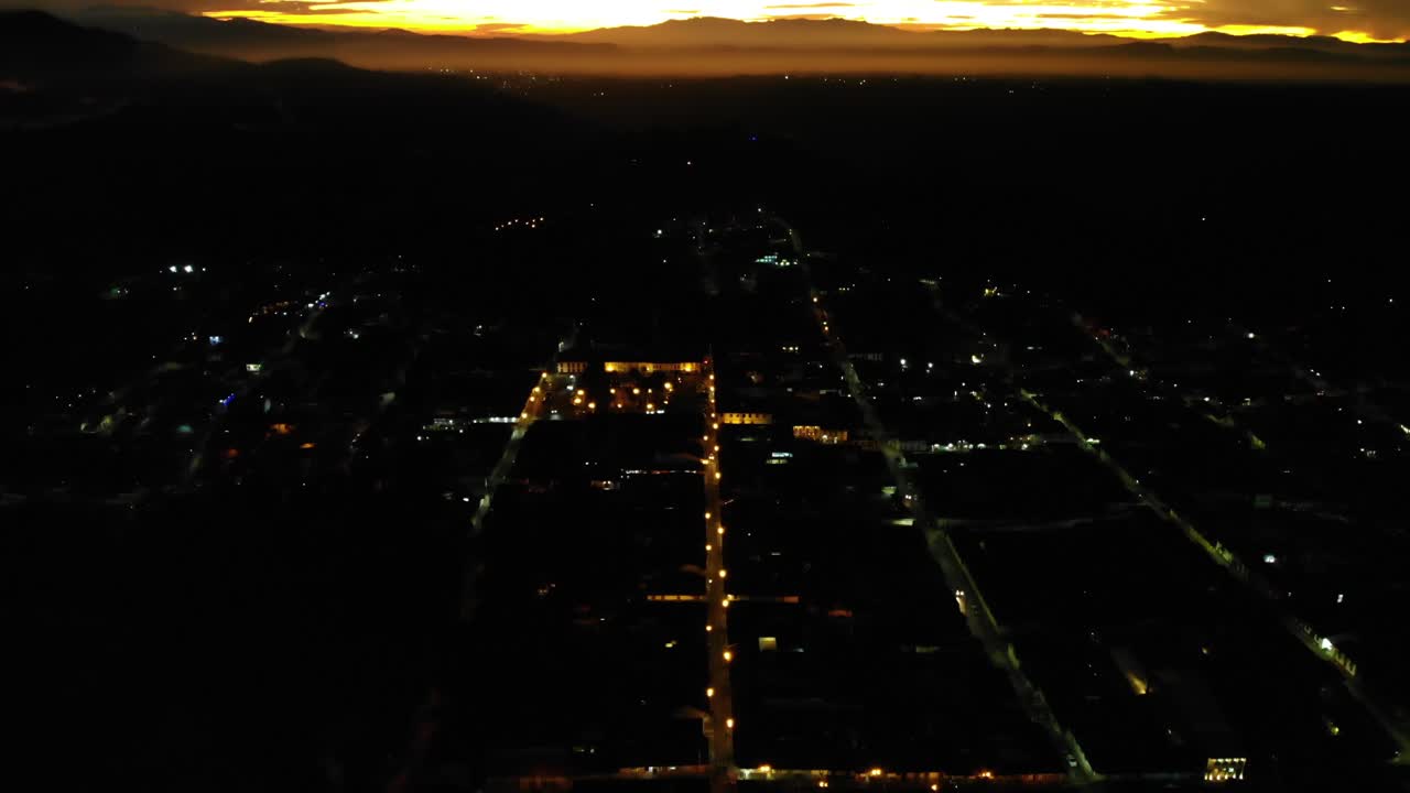 noche aérea en la ciudad, panorámica para revelar una hermosa puesta de sol en salento