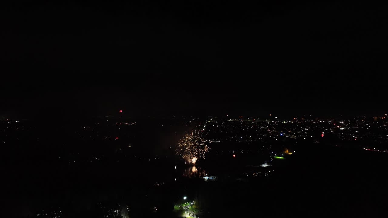 una toma aérea de una vibrante exhibición de fuegos artificiales que se dispara en la víspera de año nuevo para el año nuevo