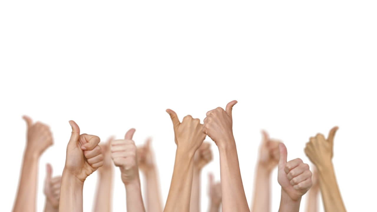 muchas manos mostrando los pulgares hacia arriba