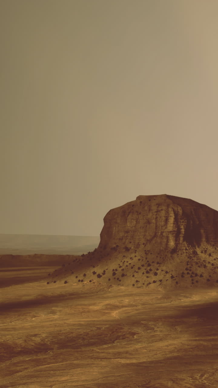 Vista al tramonto di una formazione rocciosa in un paesaggio desertico