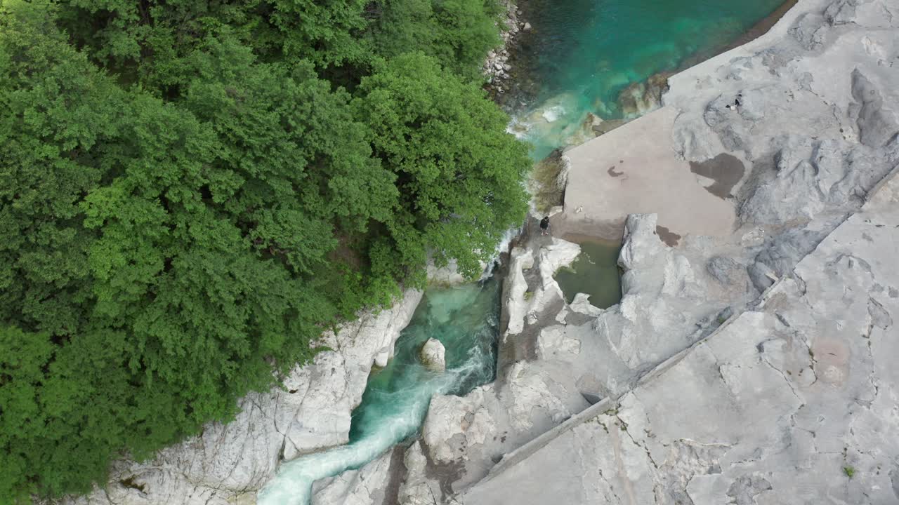 Seriofloden med dess kristallklara gröna vatten, Bergamo, Serianadalen, Italien