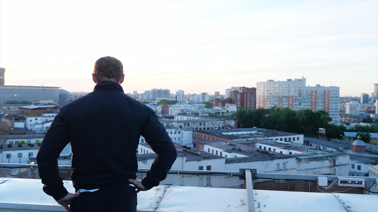 hombre en el techo con vistas a la ciudad