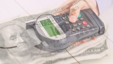 animación de billetes de dólar que caen sobre la mano de un hombre caucásico que tiene una terminal de pago