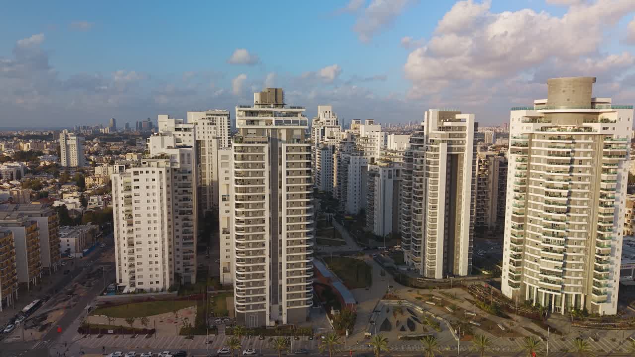 Bairro Holon Kiryat Ayalon e as torres no parque da avenida, capturados durante uma tomada ascendente de drone, Israel.