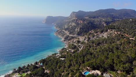 Drone-Subiendo-Por-La-Costa-Acantilada-De-Ibiza