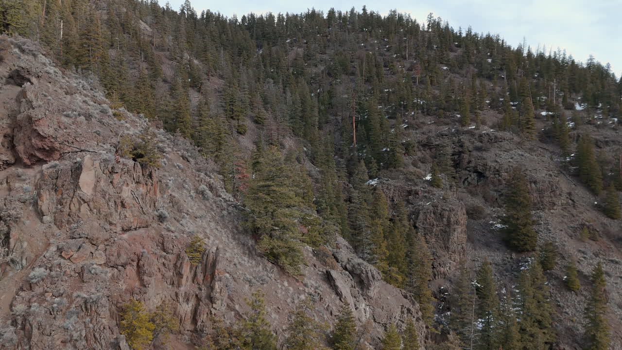 los antiguos acantilados proyectan sombras sobre los valles.
