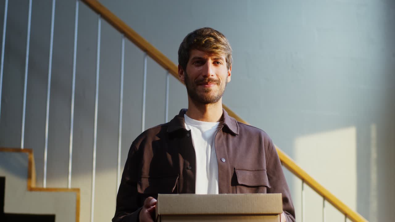 hombre mudándose a un nuevo hogar