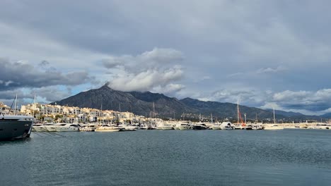 El-Paisaje-De-Puerto-Banús-Rodeado-De-Yates,-Montañas-Y-El-Mar,-Marbella,-España.