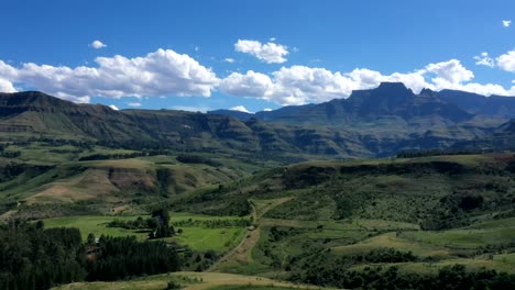 lapso de tiempo de exuberante valle verde y montañas azules con nubes que se mueven rápidamente sobre las montañas drakensberg, sudáfrica