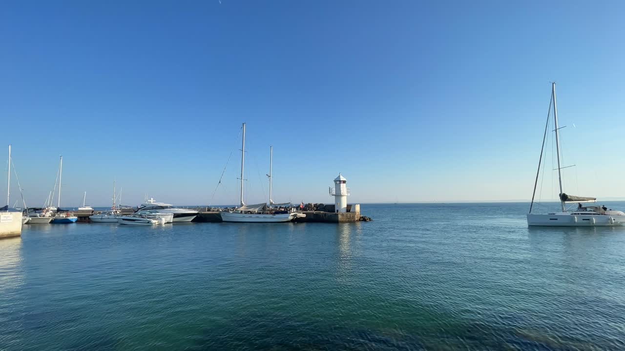 velero llegando al puerto deportivo