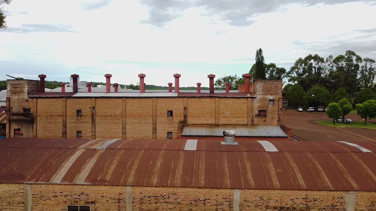 ventilador de extracción de techo y chimeneas en el techo de la planta de producción de yerba mate en apostoles, misiones, argentina