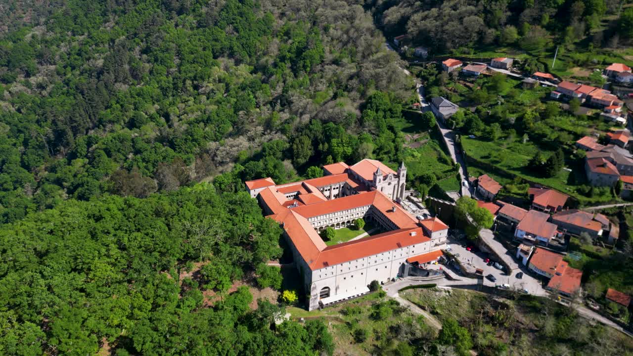 órbita aérea alrededor del monasterio de santo estevo en ourense, españa, en las afueras de la ciudad