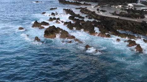 Piscinas-Volcánicas-De-Porto-Moniz-En-Madeira-Portugal-Imágenes-Con-Drones-De-Acantilados,-Océano,-Lugares-Naturales-Para-Bañarse-Y-Casas-Filmadas-Al-Atardecer