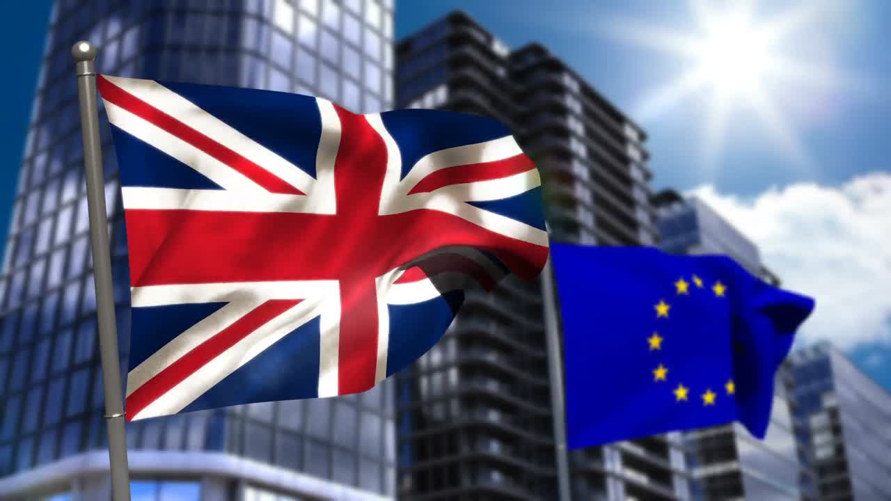 la bandera de la unión y la bandera europea ondeando contra el paisaje urbano