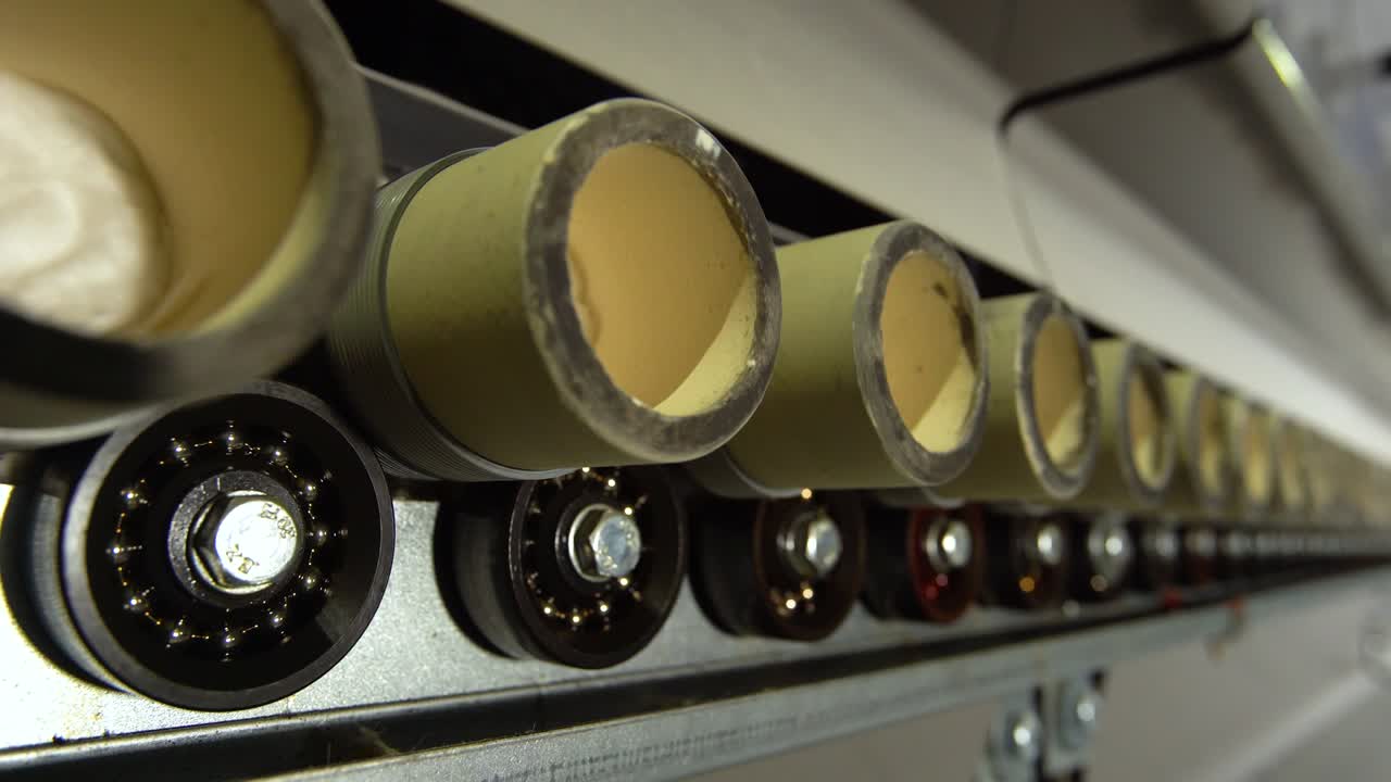 기계 장치에서 금속 부품의 회전. 생산 타일에서 베어링의 회전 메커니즘.