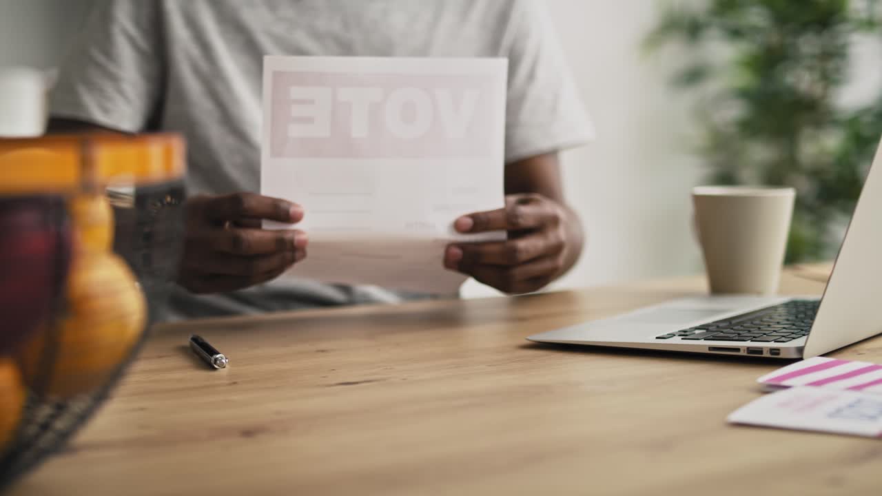 seguimiento de video de un hombre negro votando desde casa