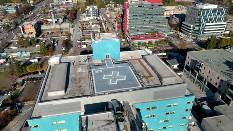 Drone-Volando-Hacia-El-Helipuerto-Del-Hospital-Conmemorativo-De-Surrey-En-Surrey,-Bc,-Canadá