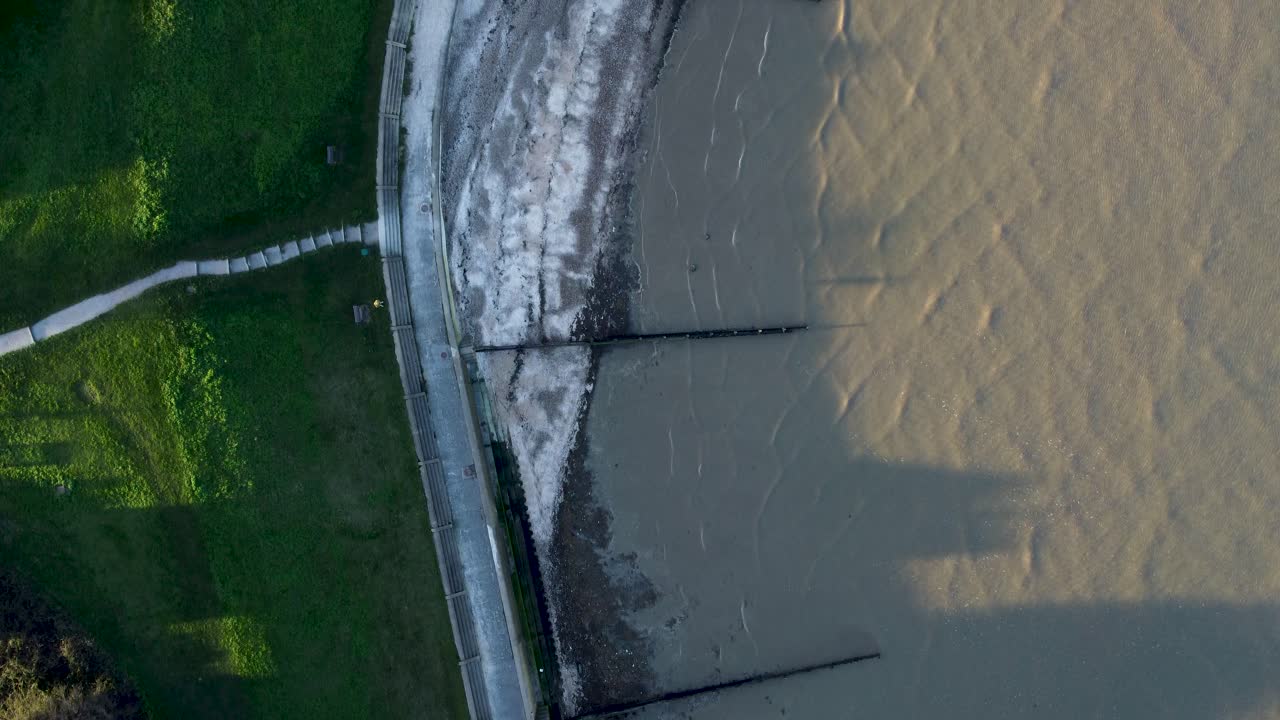 isla de grain shore, reino unido. tiempo soleado