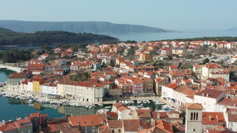 Hermoso-Pueblo-Pesquero-En-La-Isla-De-Cres-Croacia,-Vista-Aérea-De-4k