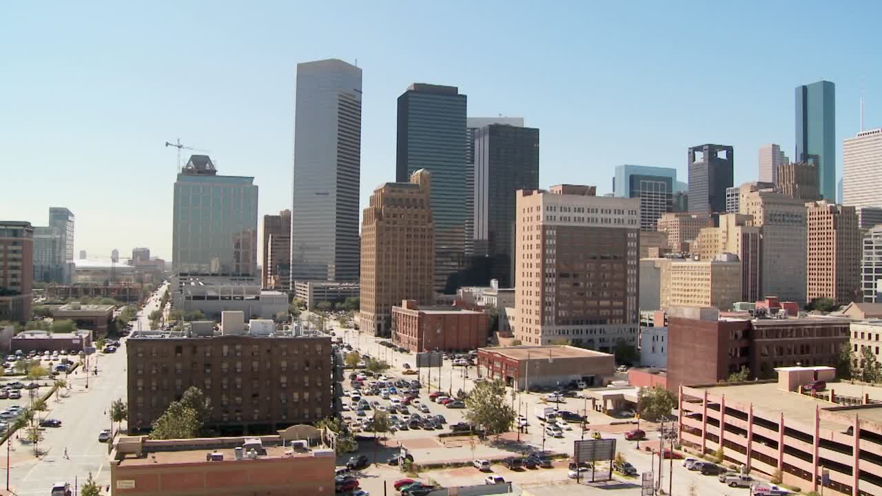 밝고 화창한 날 휴스턴 스카이라인을 가로지르는 느린 팬