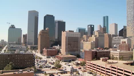 Langsamer-Schwenk-über-Die-Skyline-Von-Houston-An-Einem-Sonnigen-Tag