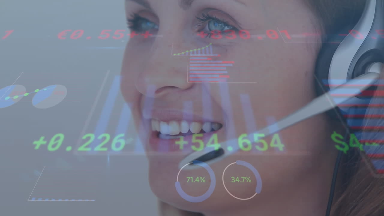 animación de procesamiento de datos estadísticos contra mujer caucásica hablando en auriculares de teléfono en la oficina.