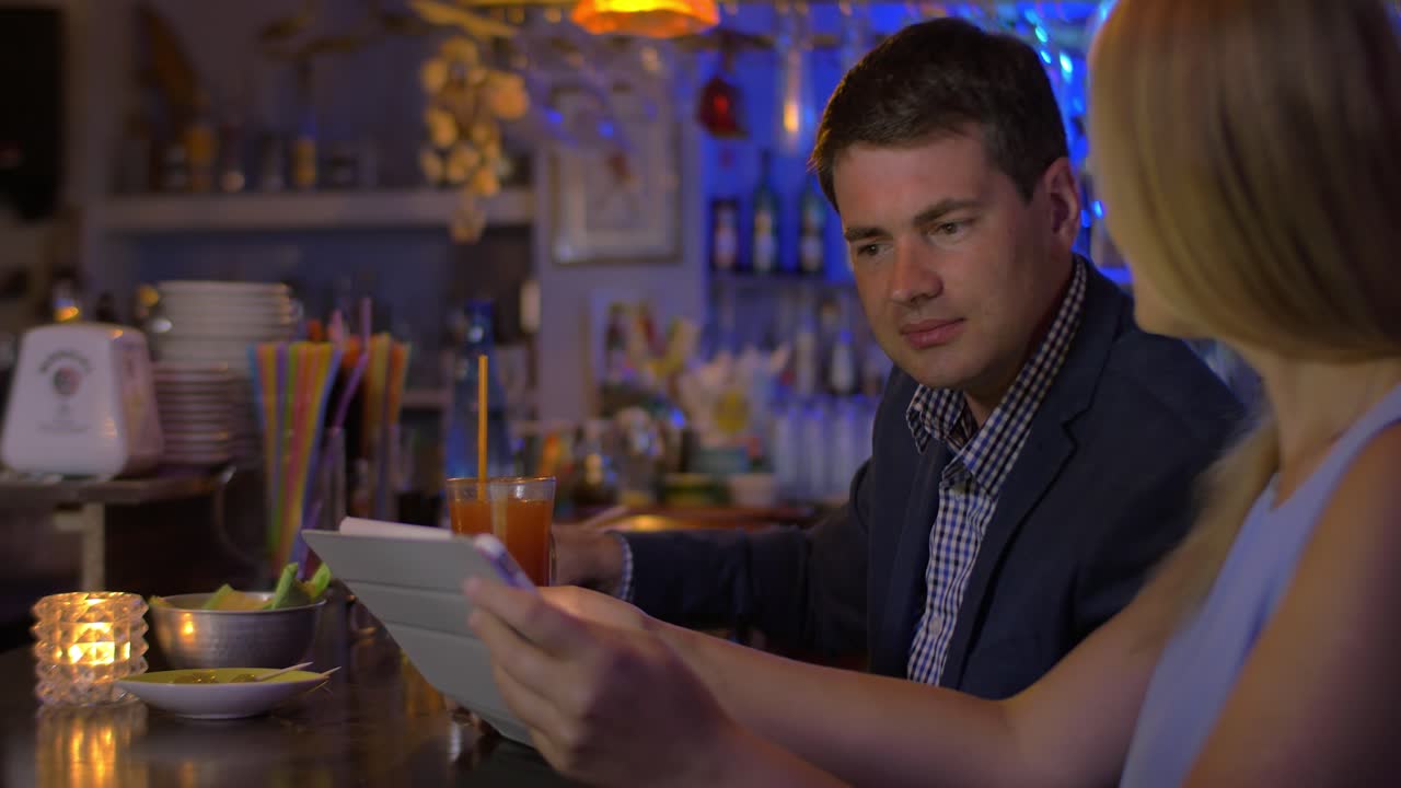 personas que hacen negocios en un entorno informal