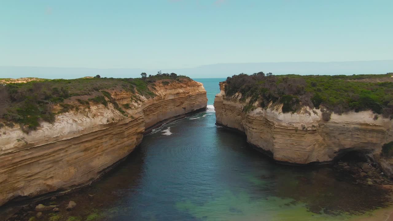 4k aéreo loch ard gorge beach drone jib down + dolly in shot