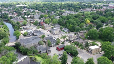 Vista-Aérea-De-Cedarburg-Wisconsin,-Un-Popular-Destino-Turístico-En-El-Sureste-De-Wisconsin