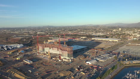 el nuevo centro de convenciones que se está construyendo en chula vista, california, con el horizonte de san diego en la distancia