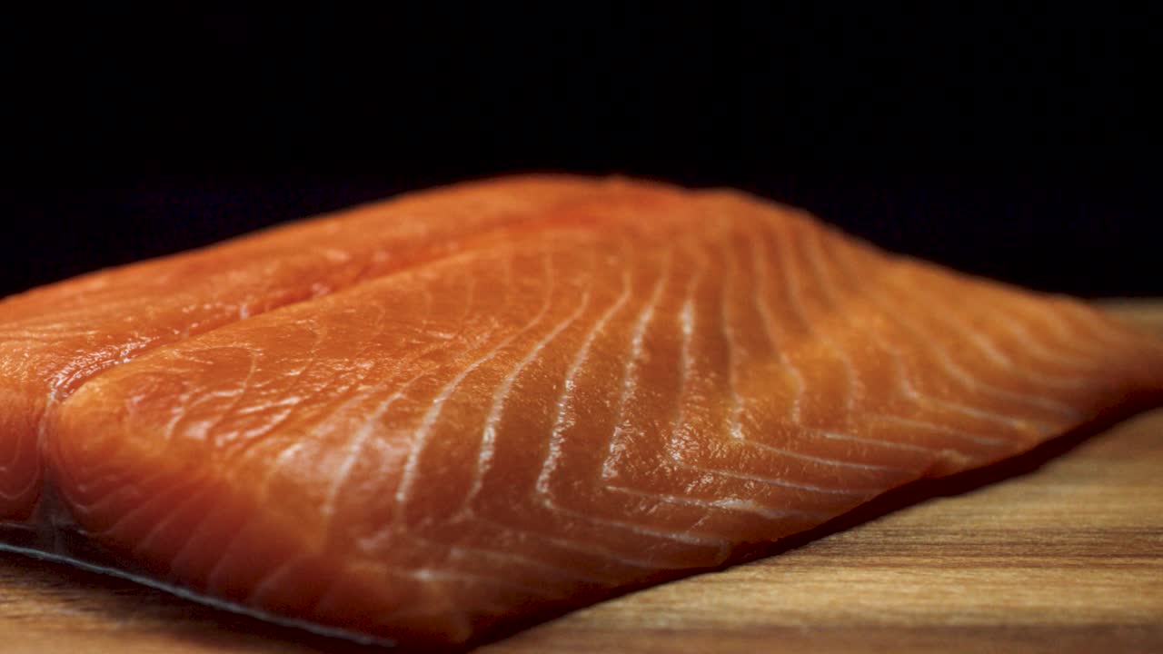filete de salmón crudo fresco en una tabla de madera