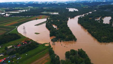 horripilantes imágenes aéreas de drones 4k de la región de podravje de eslovenia en agosto