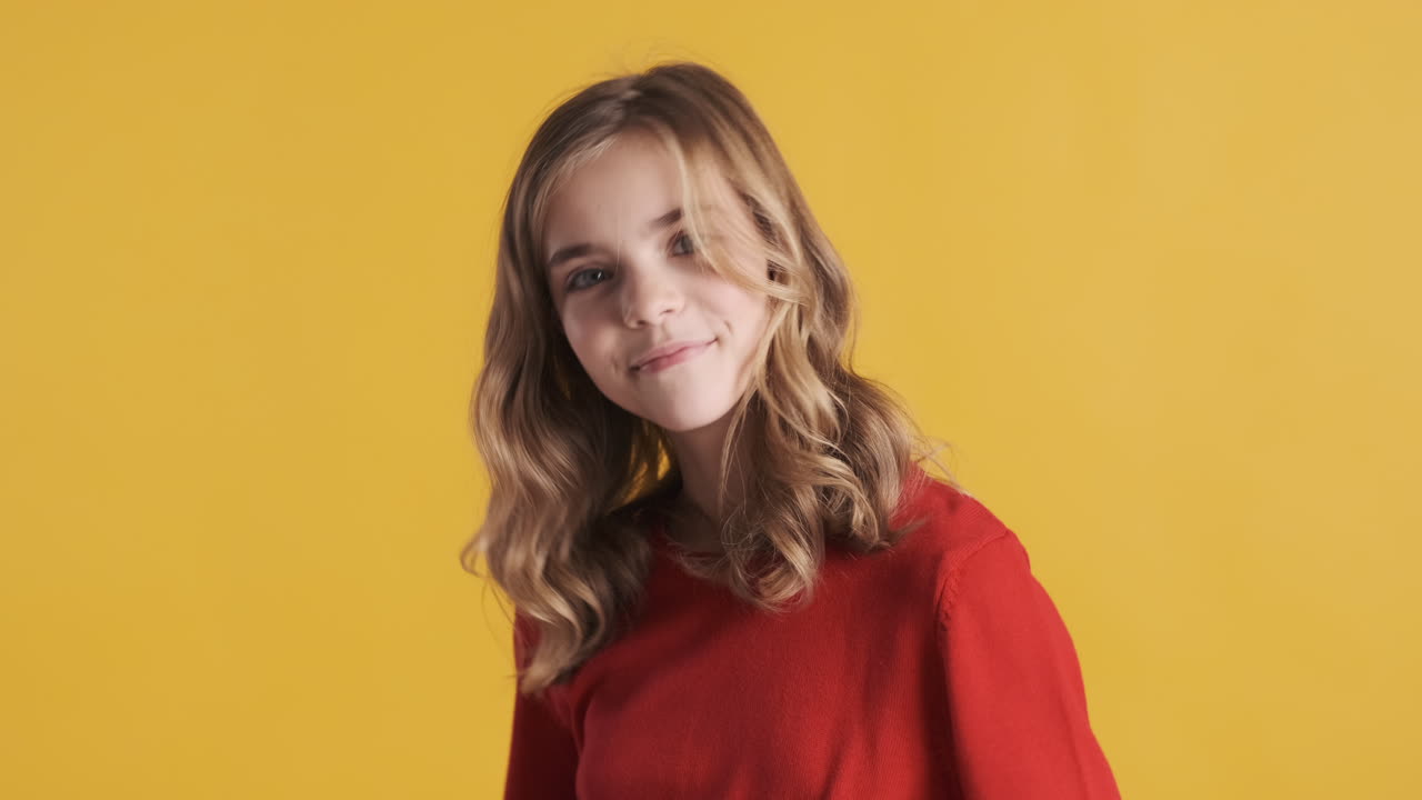 una adolescente caucásica bailando frente a la cámara.