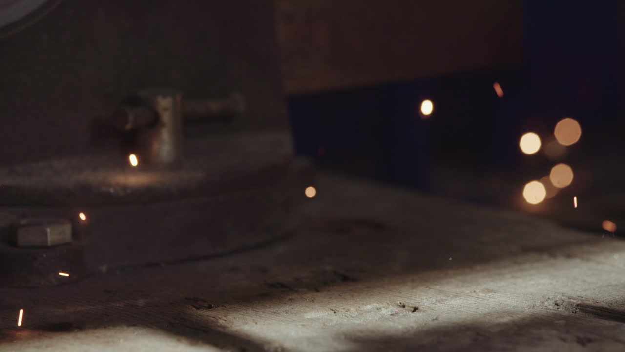 나무 작업대에서 슬로우 모션 스파크