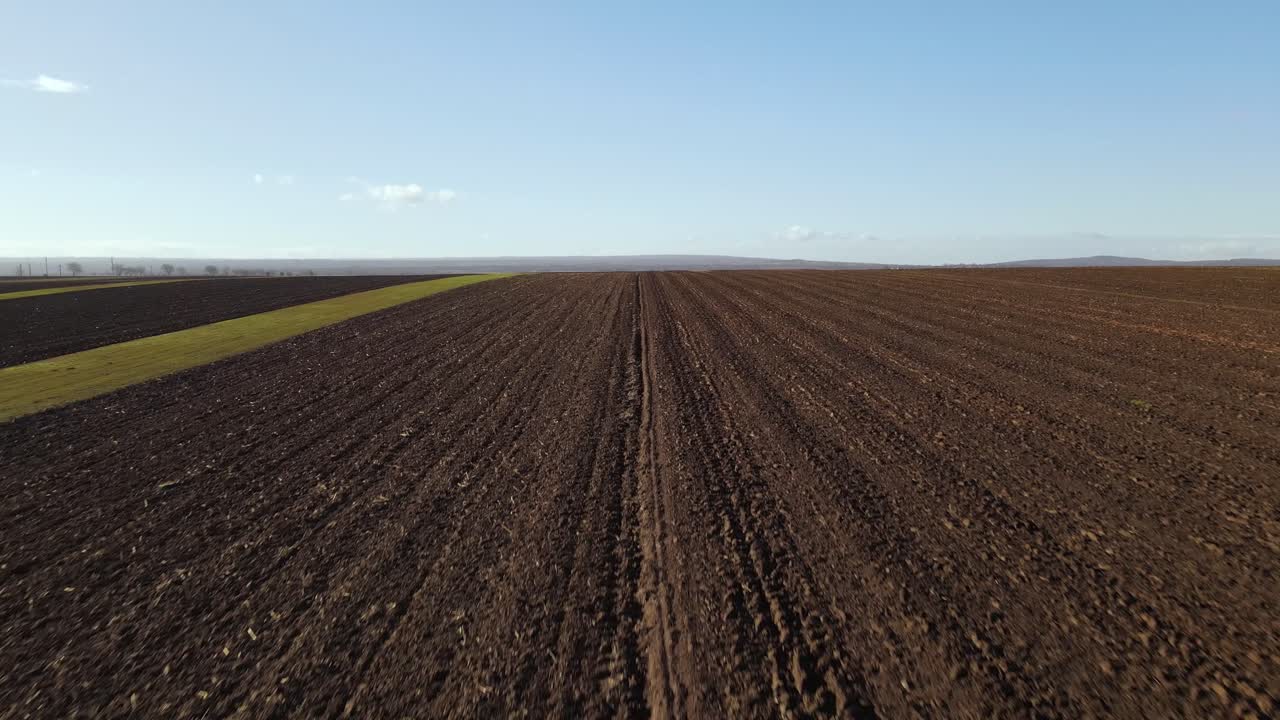 terrenos arados de color marrón oscuro de las tierras de cultivo en vrancea, rumania - antena