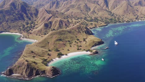 Vista-Aérea-De-La-Playa-Rosa-Y-Las-Aguas-Bordeadas-De-Coral-Del-Parque-Nacional-De-Komodo,-Flores,-Indonesia