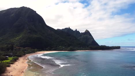 夏威夷島海岸的空中景色 (圖片)