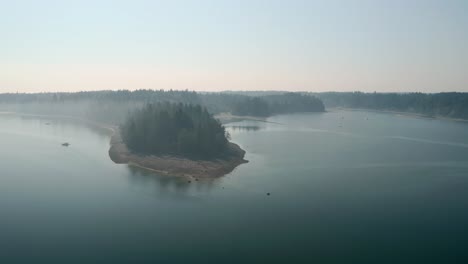 La-Impresionante-Vista-De-Una-Isla-En-El-Parque-Estatal-Penrose-Washington-Con-árboles-Verdes-Y-Aguas-Tranquilas---Toma-Aérea